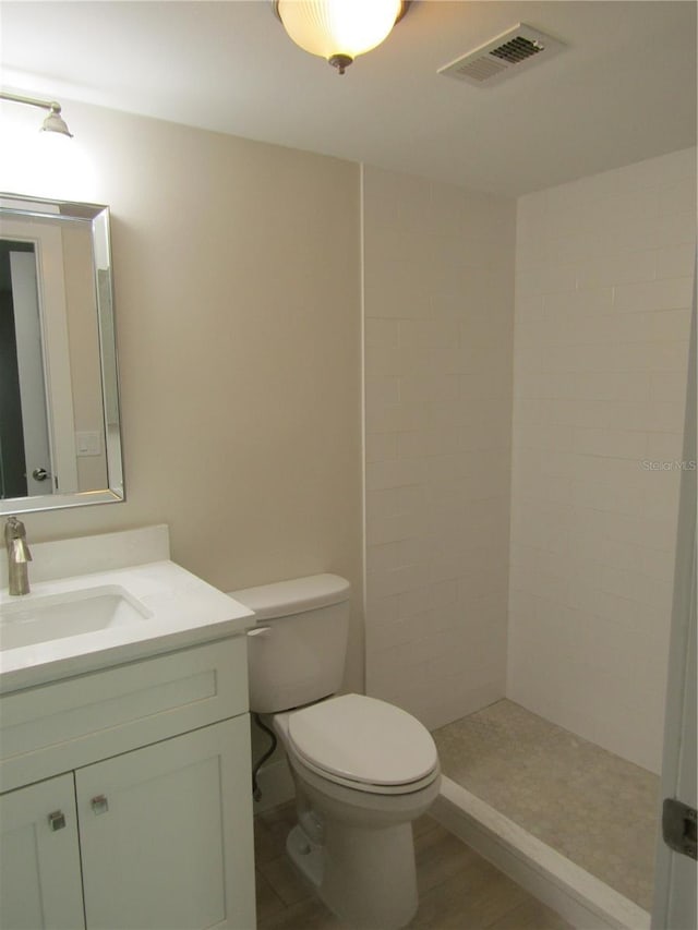 999 Inlet Cir Unit D101, Venice, FL 34285 - bathroom with vanity, a tile shower, and wood finished floors