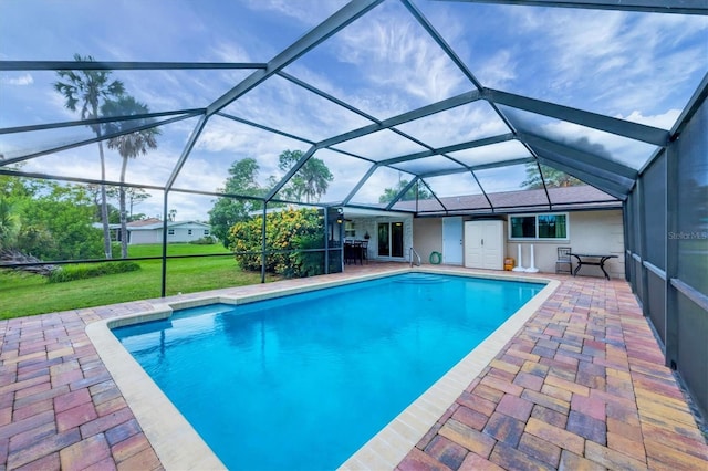 386 Nightingale Rd, Venice, FL 34293 - swimming pool with a patio area, a lanai, and a lawn
