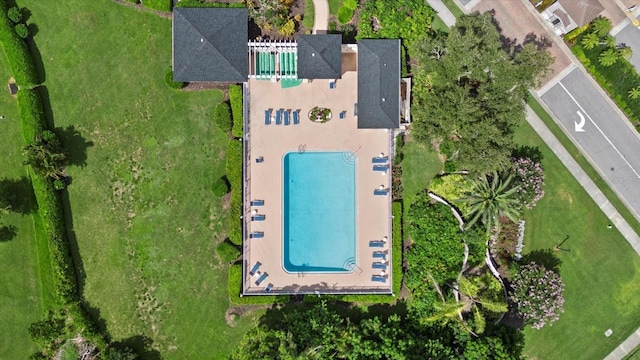 9528 Knightsbridge Cir, Sarasota, FL 34238 - aerial view of property and surrounding area featuring a pool