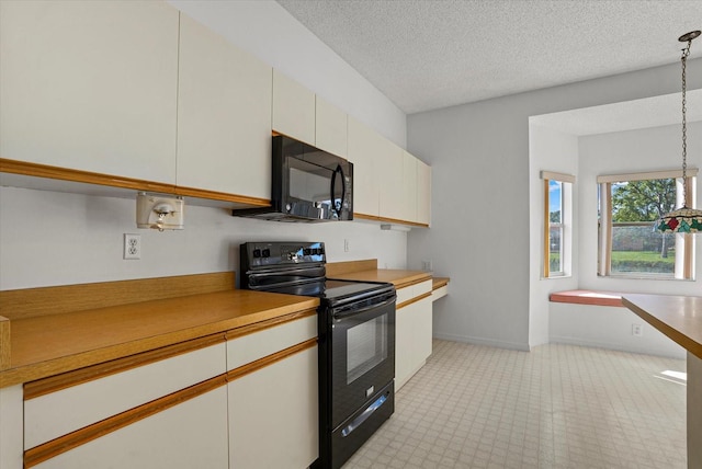 9528 Knightsbridge Cir, Sarasota, FL 34238 - kitchen featuring black appliances, light countertops, a textured ceiling, hanging light fixtures, and white cabinetry