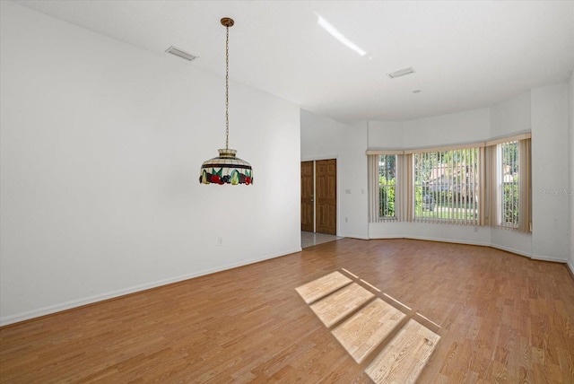 9528 Knightsbridge Cir, Sarasota, FL 34238 - unfurnished room featuring light wood-type flooring