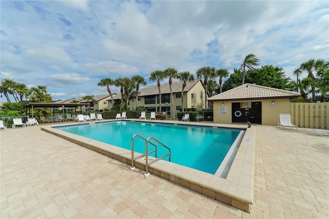 330 Mission Trl N Unit F, Venice, FL 34285 - community pool featuring a patio