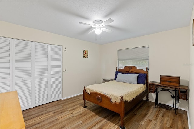 1315 Pine Needle Rd, Venice, FL 34285 - bedroom with light wood-style flooring, a closet, and ceiling fan