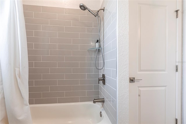 4033 Union Ln, North Port, FL 34288 - bathroom featuring shower / tub combo with curtain