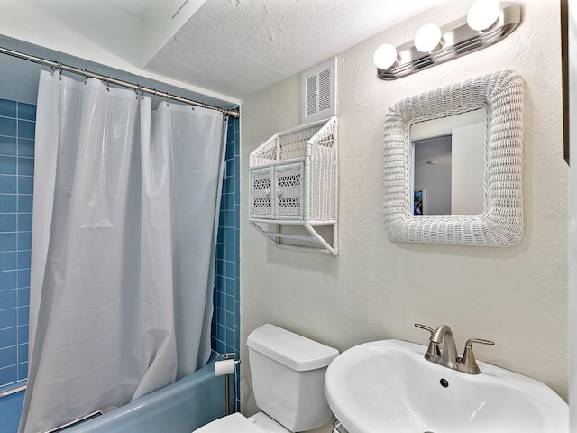 500 Park Blvd S Unit 33, Venice, FL 34285 - bathroom with shower / bathtub combination with curtain and a textured wall
