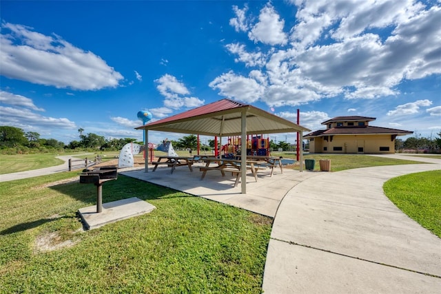 371 Capulet Dr, Venice, FL 34292 - surrounding community featuring a yard and a gazebo