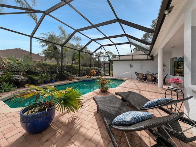 819 Shadow Bay Way, Osprey, FL 34229 - view of swimming pool featuring a patio, a jacuzzi, a lanai, and outdoor dining area