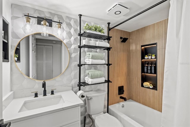 437 Cerromar Ln Unit 424, Venice, FL 34293 - full bathroom with vanity, shower / bathtub combination with curtain, tile walls, and tasteful backsplash