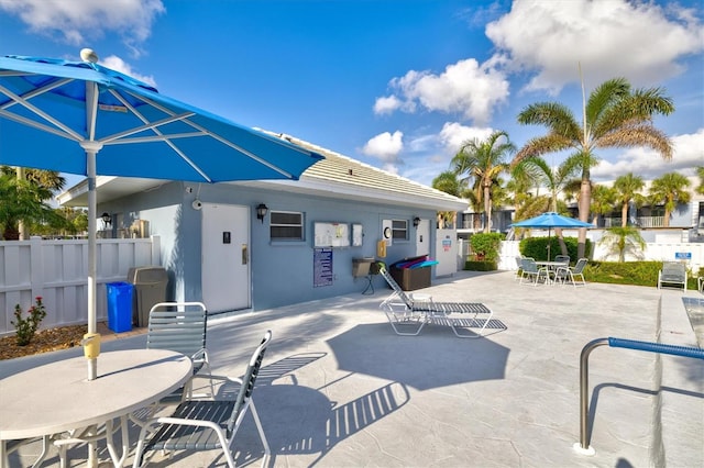 437 Cerromar Ln Unit 424, Venice, FL 34293 - view of patio featuring outdoor dining space