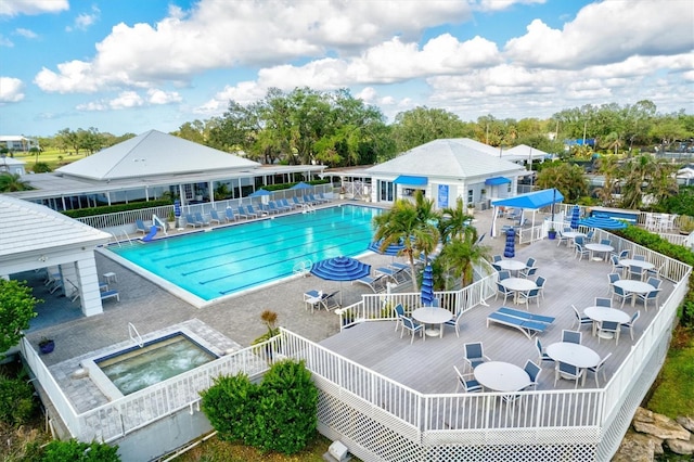 437 Cerromar Ln Unit 424, Venice, FL 34293 - community pool with a community hot tub, outdoor dining area, a wooden deck, and a patio