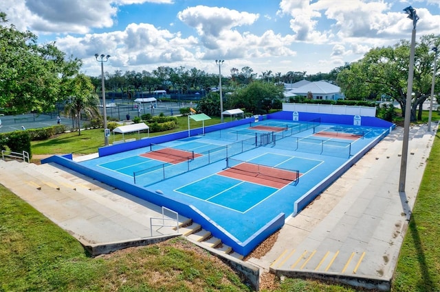 437 Cerromar Ln Unit 424, Venice, FL 34293 - view of home's community featuring a tennis court and view of scattered trees