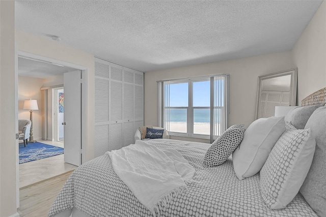950 Tarpon Center Dr Unit 305, Venice, FL 34285 - bedroom featuring a closet and a textured ceiling