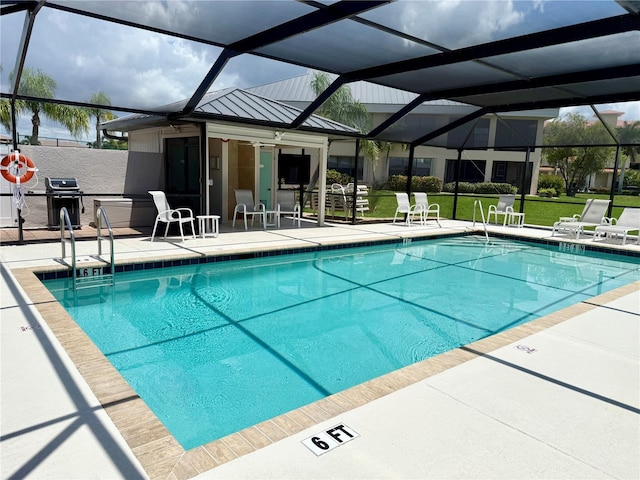 1335 Rock Dove Ct Unit 111, Punta Gorda, FL 33950 - community pool with a patio area, a lawn, grilling area, and a lanai