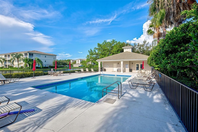 800 San Lino Cir Unit 813, Venice, FL 34292 - community pool with a patio area and a residential view