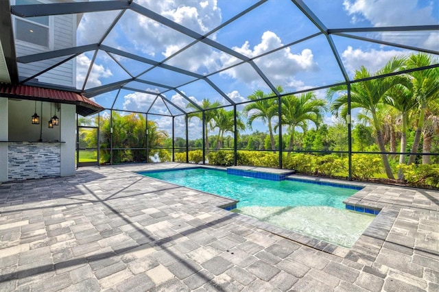 12301 Auburndale Ct, Venice, FL 34293 - outdoor pool with a patio, a hot tub, and a lanai