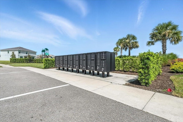 18525 Midsummer Pl, Venice, FL 34293 - surrounding community featuring mail area and uncovered parking