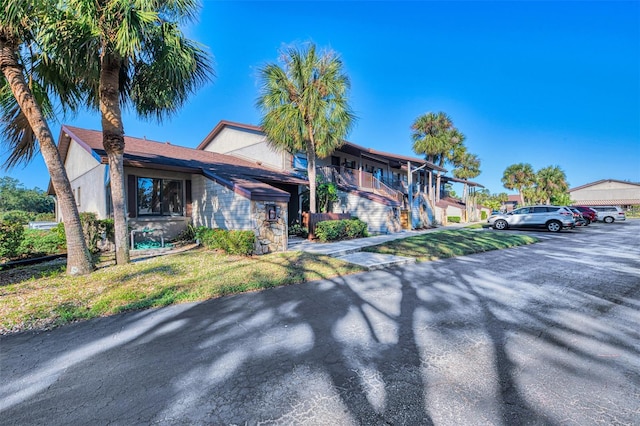 927 Capri Isles Blvd Unit 5, Venice, FL 34292 - view of front facade featuring uncovered parking and a front yard