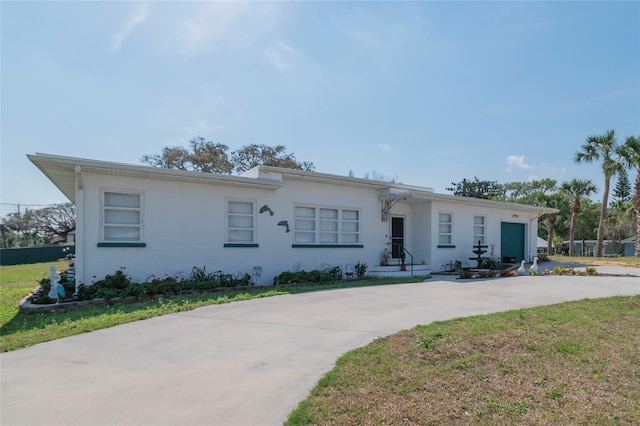 single story home featuring a front yard