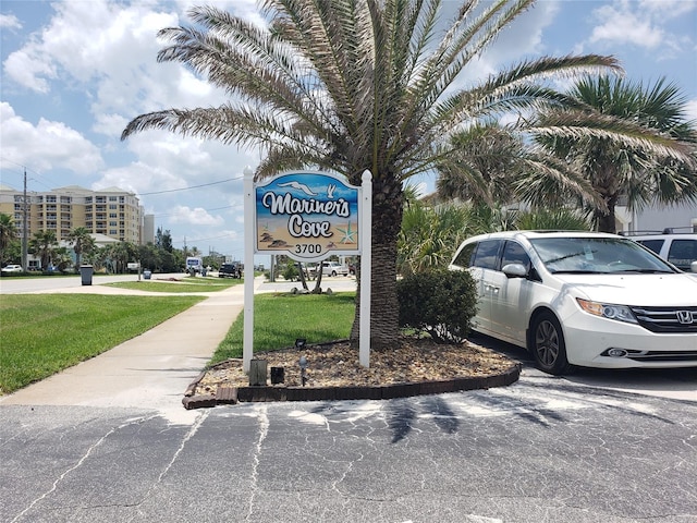 community sign with a lawn