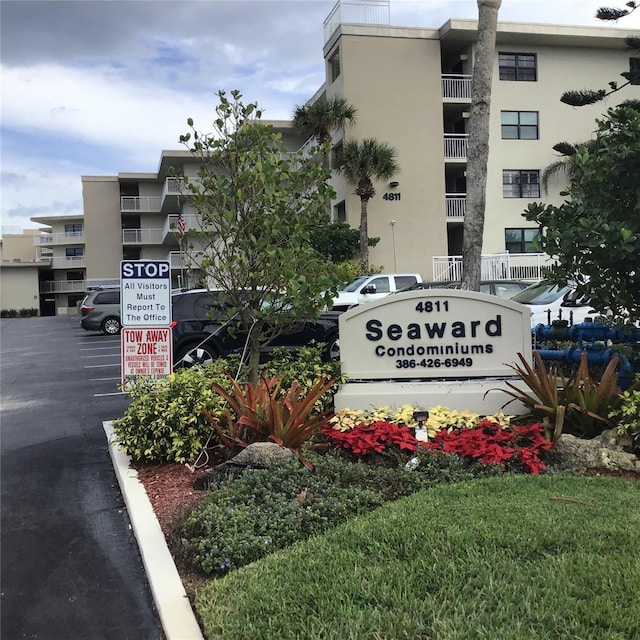 community / neighborhood sign with uncovered parking