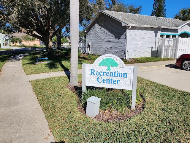 community / neighborhood sign featuring a lawn