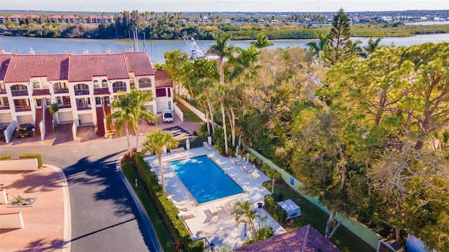 view of pool featuring a water view