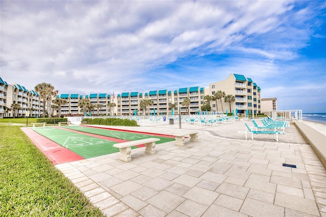 view of swimming pool