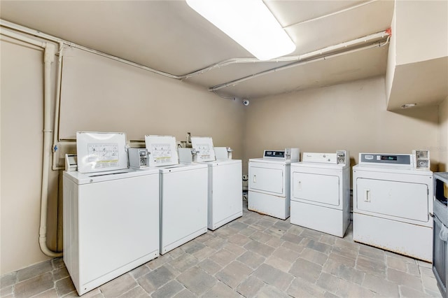 washroom with light tile flooring and independent washer and dryer