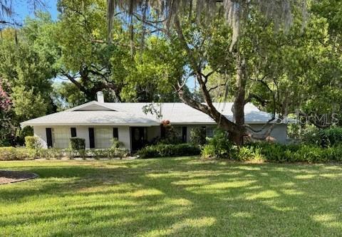 single story home featuring a front yard