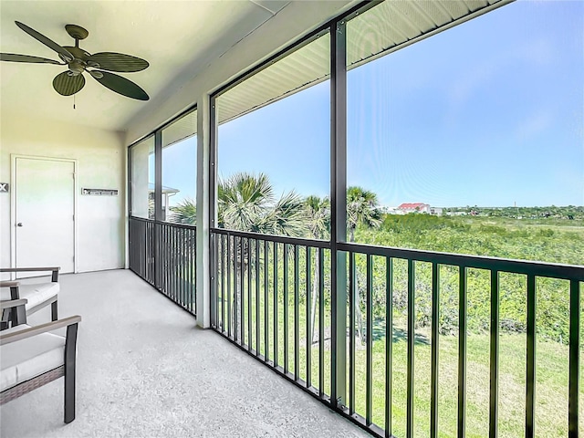 sunroom with ceiling fan