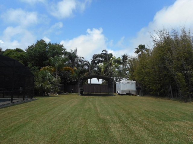 view of yard featuring a storage shed