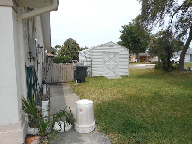 view of yard featuring a shed