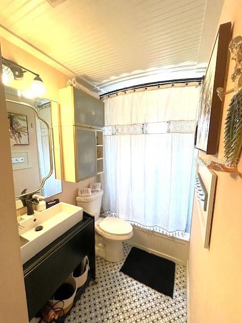 4606 Doris Dr, New Smyrna Beach, FL 32169 - bathroom with vanity and shower / tub combo with curtain