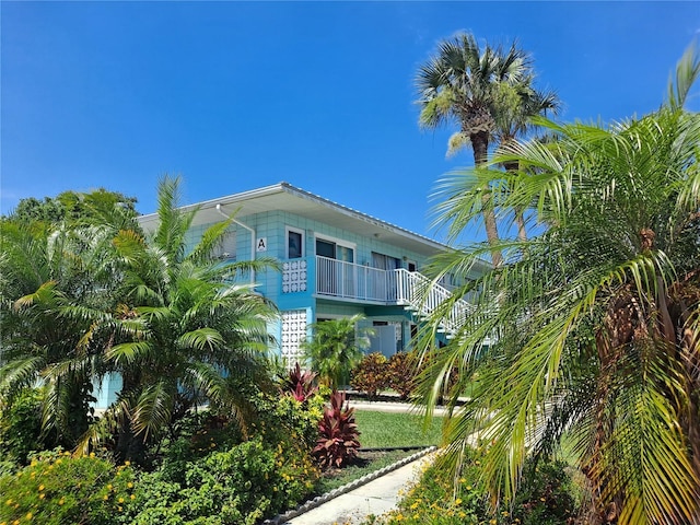 exterior space featuring a balcony