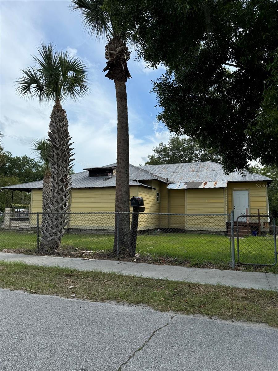 view of front of property with a front lawn