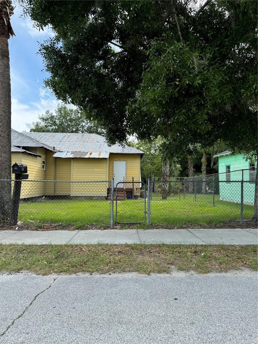 view of front of house with a front yard