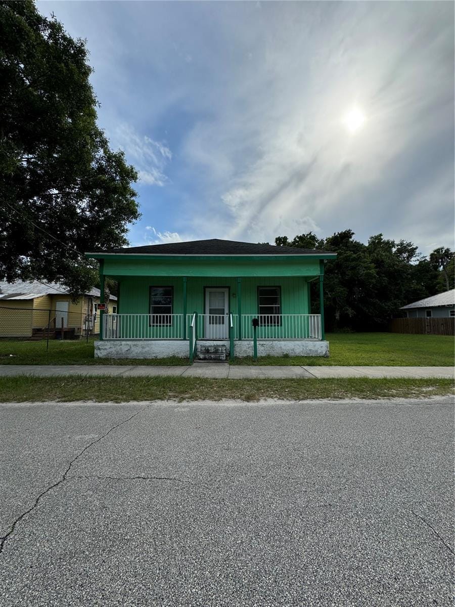 view of front of property featuring a front yard