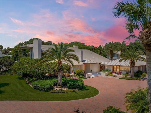 view of front of home featuring a yard