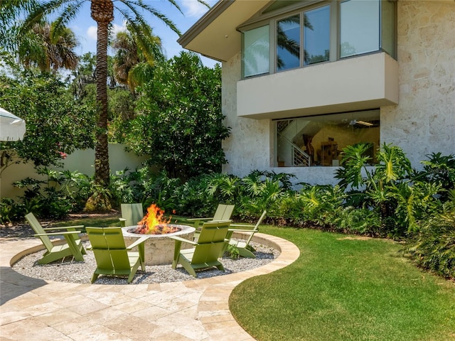 view of yard featuring a fire pit