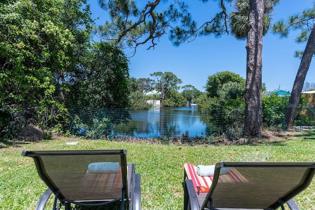 view of yard featuring a water view