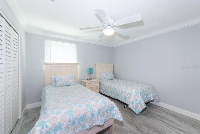 bedroom featuring ceiling fan, light hardwood / wood-style floors, ornamental molding, and a closet