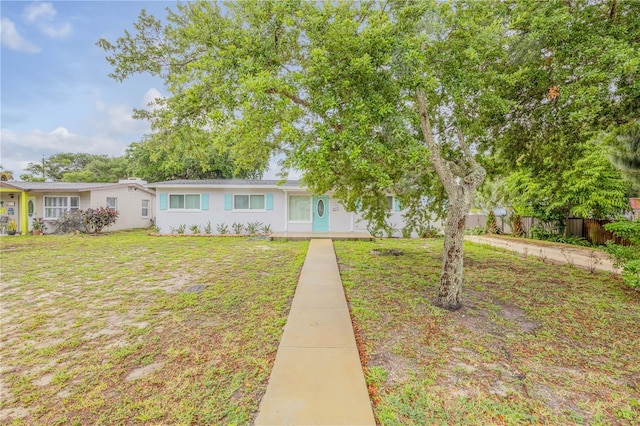 view of front of property featuring a front yard