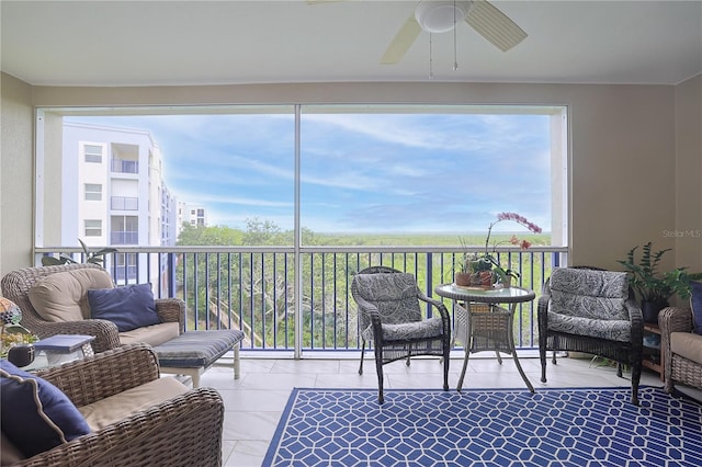 sunroom with ceiling fan