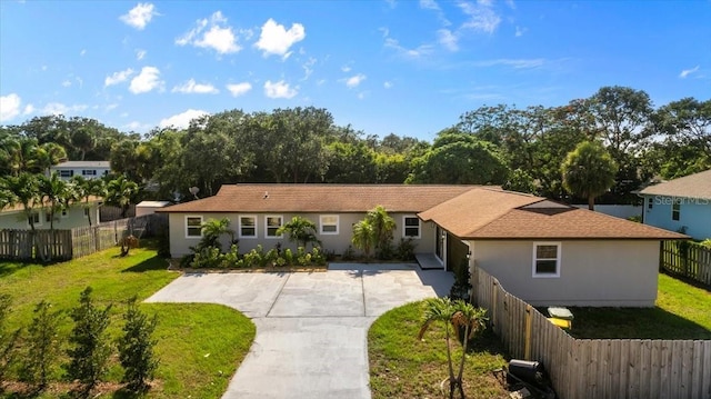 ranch-style house featuring a front lawn