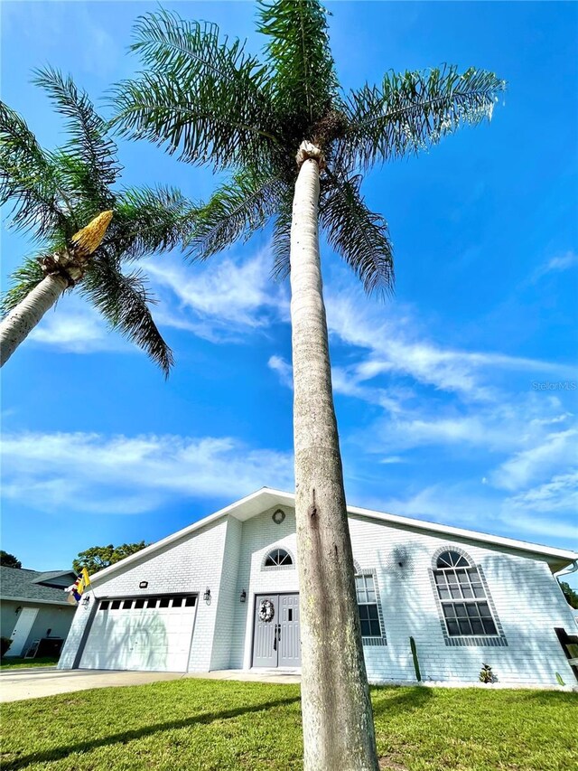 view of front facade with a front yard and a garage