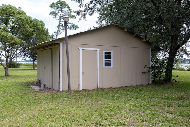 view of outdoor structure with an outbuilding