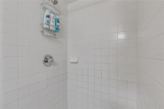 bathroom featuring tiled shower