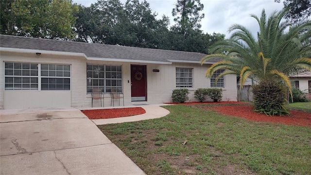 ranch-style home featuring a front lawn