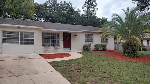 ranch-style house featuring a front lawn