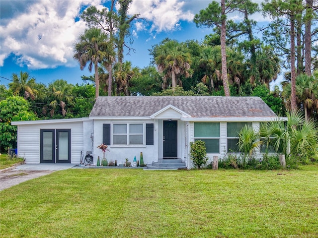 ranch-style home featuring a front lawn